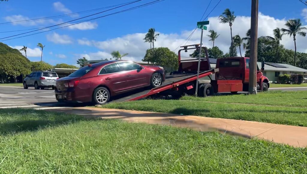 Hawaii Towing Company flatbed tow truck providing professional towing services on Oahu.